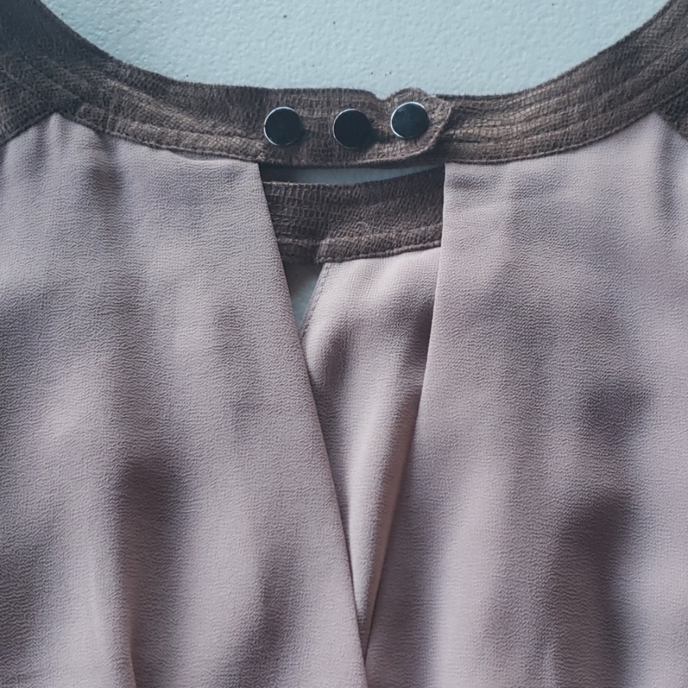 NEW* Casual sleeveless top with crossover pleats - Picture 6 of 7